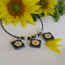 collier type plastron fleurs émaillées sur ardoise montage silicone et perles, création artisanale