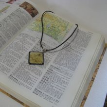 Pendentif Femme en Ardoise Motif Ivoire monté sur un Cordon de Coton, Création Artisanale Unique