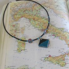 Collier Femme en Ardoise Emaillée Bleu Pailleté Monté sur Cordon de Silicone Noir,  Création Unique