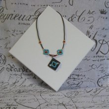 Collier Femme en Ardoise et Perles Howlite Turquoise Montage Silicone noir, Création unique