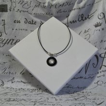 Collier Pendentif pour Femme en Ardoise et Bouton Nacré Blanc sur Cordon Silicone Noir et Perles