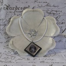 Gros Pendentif Chat sur Ardoise, montage Cuir blanc, Création Unique