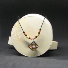 Petit Collier Ras du Cou en Ardoise et Cabochons vert, jaune et orange.