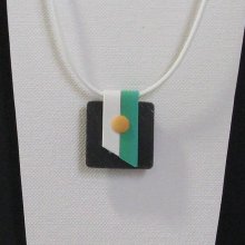 Pendentif en Ardoise Vert, Blanc et Jaune sur Cordon de Cuir Blanc