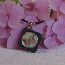 Pendentif papillon monté sur un cordon de silicone