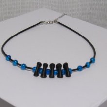 Collier silicone noir et perles bleu foncé