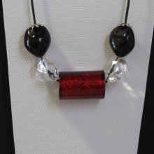 Gros Collier Rouge sur Cordon de Coton Noir, Pièce Unique 