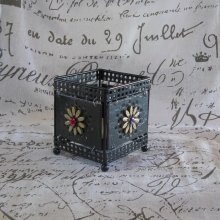 Photophore en Métal et Ardoise Percée et Habillée de Fleurs Emaillées doré, noir