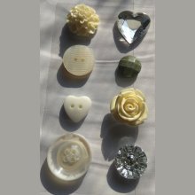 Boutons acrylique  motif divers lot de 8 pièces 2 cm