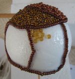 collage des perles de rocaille sur la boule
