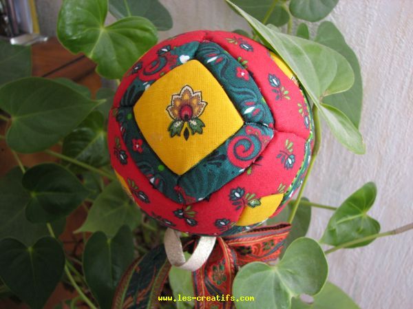 Boule de Noël patchwork provençal