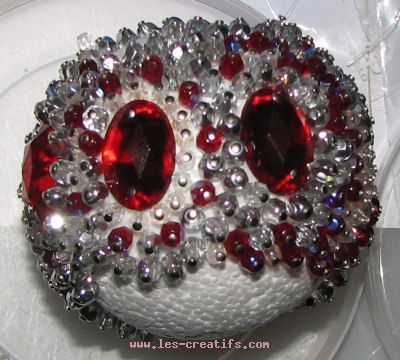 Boule aux cabochons rouges