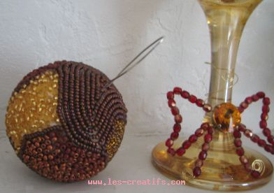 Boule de Noël en perles de rocaille