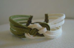 Bracelet en cuir daim avec noeud plan