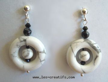 Boucles d'oreille en howlite blanche