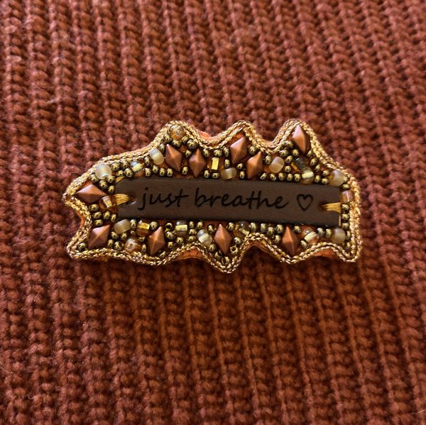 broche en perles brodées à message