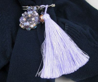 broche en perles et pompon violet