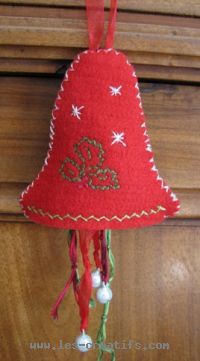 Cloche de Noël en feutrine et broderie