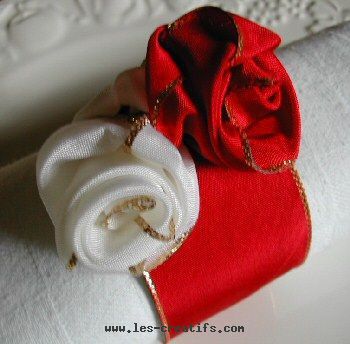 Ruban en forme de rose pour serviette