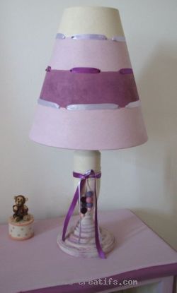 Lampe bébé : pied patiné shabby, abats jours peint avec des rubans enfilés)