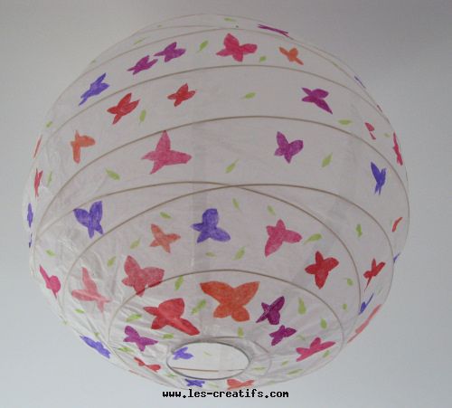 Lustre boule de papier décor papillons