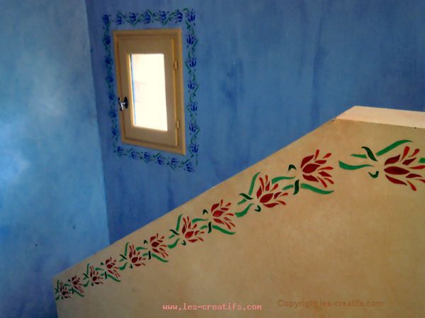 Peinture au pochoir dans un escalier