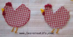 Poule appliquée en tissu et broderie