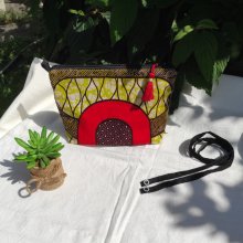 pochette avec pompon, en tissu wax (rouge/vert) et sa bandoulière fine amovible