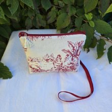 Pochette avec bandoulière en tissu toile de Jouy bordeaux et écru agrémentée d'un pompon