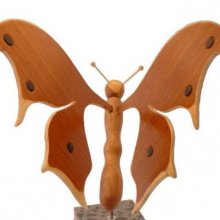 papillon en sapiens, cerisier et hêtre petite touche d'ébène sur socle en marbre italien Terrazzo à poser sculpture en bois