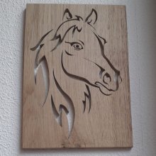 Tête de cheval stylisée, découpée dans un panneau de chêne