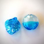 Lot de 2 grosses perles en verre différentes, tons turquoise et argent