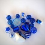 Lot de 18 perles en verre différentes bleu foncé  et clair avec motifs