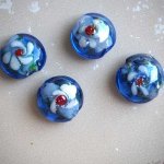 Lot de 4 Perles verre bleu ronde plate 15mm avec fleurs coeur rouge et pétales blancs