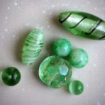Lot de 7 Perles verre de styles différents  ovale ,ronde, plate, coeur différents tons de verts amande 