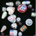Lot de 17 Perles verre de styles différents  ovale ,ronde, plate, coeur différents tons rose clair et foncé