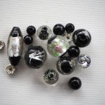 Lot de 14 perles en verre différentes, tons noirs avec feuille argent