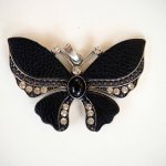 Très beau PAPILLON pendentif métal avec cuir noir, perles et strass 7x5cm