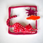 Très beau pendentif métal,carré 6x6cm, émaillé chat rouge