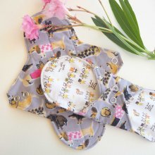 Serviette hygiènique lavable T1, gris/jaune avec chiens saucisse, coton violet/jaune