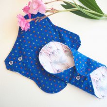 Serviette hygiènique lavable T1, bleu foncé pois multicolores, coton rose fleurs