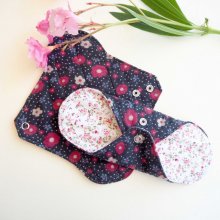 Serviette hygiènique lavable T1, noir fleursrouges/jaunes, coton petites fleurs rose