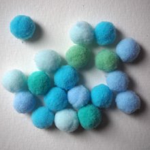 lot 16 pompons textiles, diam12/15mm, tonalité bleu clair