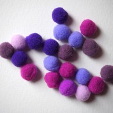 lot 15 pompons textiles, diam12/15mm, tonalité violette