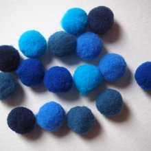 lot 16 pompons textiles, diam12/15mm, tonalité bleue foncée