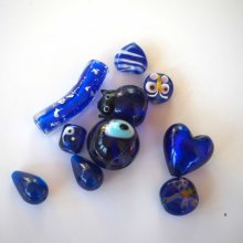 Lot de 10 perles en verre différentes, tons bleu marine avec fleurs à l' intérieur et argent 