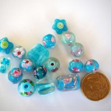 Lot de 17 perles en verre différentes 10 à 15mm, tons turquoise avec fleurs, argent et motifs