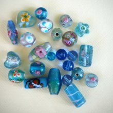 Lot de 23 perles en verre différentes  tons turquoise avec fleurs, argent et motifs