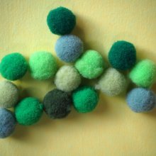 lot 15 pompons textiles, diam12/15mm, tonalité verte