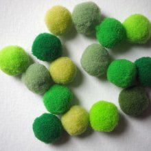 lot 15 pompons textiles, diam12/15mm, tonalité verte